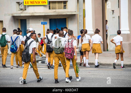 Les élèves à l'école à pied à Cienfuegos, Cuba Banque D'Images