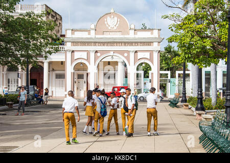 Les enfants de l'école en uniforme et de triomphe Arco de Triunfo et du Parque Jose Marti à Cienfuegos, Cuba, Caraïbes Banque D'Images