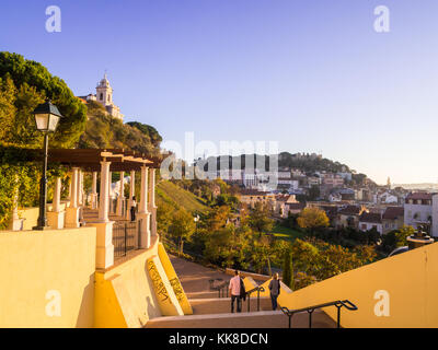 Lisbonne, Portugal - 19 novembre 2017 : Jardim da cerca da Graca à Lisbonne, au Portugal, au coucher du soleil. Le château Sao Jorge en arrière-plan. Banque D'Images