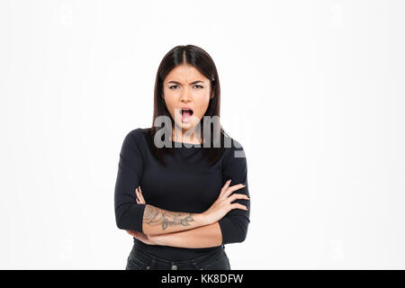 Close-up portrait of angry asian woman et debout avec les mains croisées, isolé sur fond blanc Banque D'Images