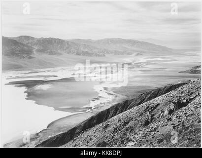 Un paysage noir et blanc photographie de Death Valley National Park, la photo a été capturée à partir d'une paroi rocheuse à la recherche à travers le désert vers une chaîne de montagnes, l'image provient d'une série de photographies connu comme le projet mural par Ansel Adams, il a été commandé par le National Park Service en 1941 pour créer une fresque photographique pour le ministère de l'intérieur des capacités à Washington DC, le projet a pris fin en raison de la Seconde Guerre mondiale, initialement désigné comme Death Valley National Monument en 1933 il avait été fait par d'un parc national en 1994, le parc couvre certaines parties de la Californie Banque D'Images