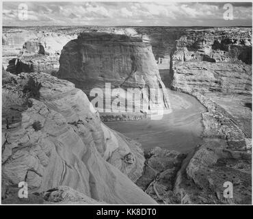 Une photographie en noir et blanc de la l'ladscape au Canyon de Chelly National Monument, la vallée coupé par une ancienne rivière peut être vu serpentant à travers le paysage, la région est l'une des plus anciennes zones habitées en permanence en Amérique du Nord, il est administré par le Navajo Tribal Trust de la Nation Navajo et est géré en coopération avec le National Park Service, l'image provient d'une série de photographies connu comme le projet mural par Ansel Adams, il a été commandé par le National Park Service en 1941 pour créer une fresque photographique pour le ministère de l'intérieur des capacités à Washington D Banque D'Images