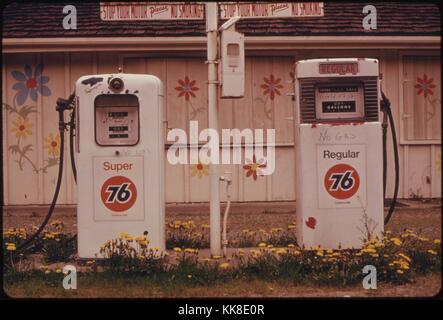 Photographie couleur de la station d'essence fermée, deux pompes peuvent être vus à l'avant-plan, les courtiers indépendants et grande société pétrolière les concessionnaires ont commencé à fermer certaines stations au cours de la pénurie d'essence en permanence dans l'hiver de 1973-1974, avril 1974. L'image de courtoisie des Archives nationales. Banque D'Images