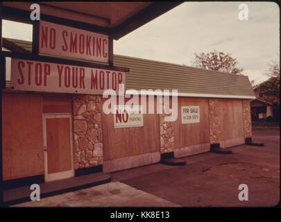 Une photographie couleur de la station d'essence abandonnés, avec à bord, et d'une For Sale sign, 1973. L'image de courtoisie des Archives nationales. Banque D'Images