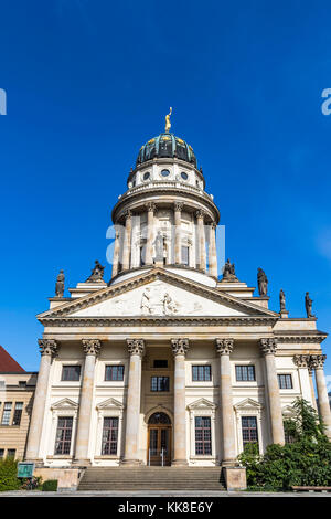 Vue extérieure de Franzosische Dom (cathédrale française en allemand) sur la place Gendarmenmarkt dans le quartier de Mitte à Berlin, en Allemagne Banque D'Images