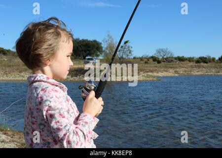 Petite fille anéanties par un poisson Banque D'Images