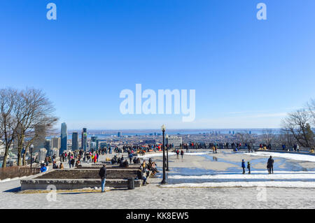 Montréal, Canada - le 20 mars 2016 : les gens et ville de Montréal de belvédère kondiaronk / mont-royal en hiver Banque D'Images