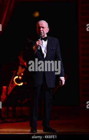 COCONUT CREEK, EN FLORIDE - 12 juillet : Singer, Frank Sinatra Jr fonctionne à Casino Seminole Coconut Creek. Wayne Franklin Sinatra (né le 10 janvier 1944), professionnellement connue sous le nom de Frank Sinatra, Jr., est un chanteur, auteur-compositeur et chef d'orchestre. Frank Jr. est le fils du légendaire musicien et comédien Frank Sinatra (né 'Francis') et Nancy Barbato Sinatra, sa première femme. Il est le petit frère de la chanteuse et actrice Nancy Sinatra, et le frère aîné de producteur de télévision Tina Sinatra. En 1963, à l'âge de 19 ans, Sinatra a été enlevé et libéré deux jours plus tard après le paiement d'une rançon le 1 juillet Banque D'Images