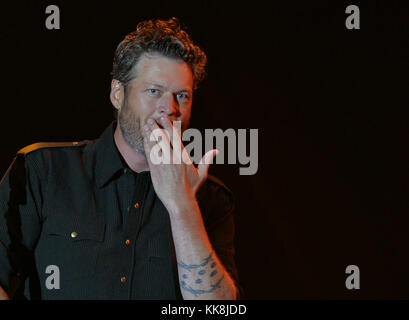 FORT LAUDERDALE, FL - 17 AVRIL : la chanteuse de campagne Blake Shelton se produit sur scène pendant le festival de musique de Tortuga. Shelton est également connu pour son rôle de juge sur les concours de chant télévisés Nashville Star, Clash des chorales et The Voice. Shelton a été marié à Miranda Lambert, une chanteuse de campagne, et il est maintenant chanteuse Gwen Stefani le 17 avril 2016 à fort Lauderdale, en Floride. Personnes: Blake Shelton Réf. Transmission: MNC Banque D'Images