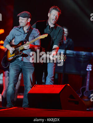 FORT LAUDERDALE, FL - 17 AVRIL : la chanteuse de campagne Blake Shelton se produit sur scène pendant le festival de musique de Tortuga. Shelton est également connu pour son rôle de juge sur les concours de chant télévisés Nashville Star, Clash des chorales et The Voice. Shelton a été marié à Miranda Lambert, une chanteuse de campagne, et il est maintenant chanteuse Gwen Stefani le 17 avril 2016 à fort Lauderdale, en Floride. Personnes: Blake Shelton Réf. Transmission: MNC Banque D'Images