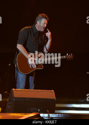 FORT LAUDERDALE, FL - 17 AVRIL : la chanteuse de campagne Blake Shelton se produit sur scène pendant le festival de musique de Tortuga. Shelton est également connu pour son rôle de juge sur les concours de chant télévisés Nashville Star, Clash des chorales et The Voice. Shelton a été marié à Miranda Lambert, une chanteuse de campagne, et il est maintenant chanteuse Gwen Stefani le 17 avril 2016 à fort Lauderdale, en Floride. Personnes: Blake Shelton Réf. Transmission: MNC Banque D'Images
