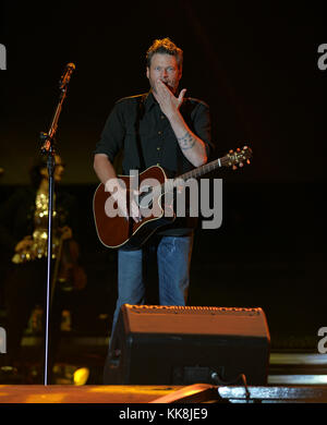 FORT LAUDERDALE, FL - 17 AVRIL : la chanteuse de campagne Blake Shelton se produit sur scène pendant le festival de musique de Tortuga. Shelton est également connu pour son rôle de juge sur les concours de chant télévisés Nashville Star, Clash des chorales et The Voice. Shelton a été marié à Miranda Lambert, une chanteuse de campagne, et il est maintenant chanteuse Gwen Stefani le 17 avril 2016 à fort Lauderdale, en Floride. Personnes: Blake Shelton Réf. Transmission: MNC Banque D'Images