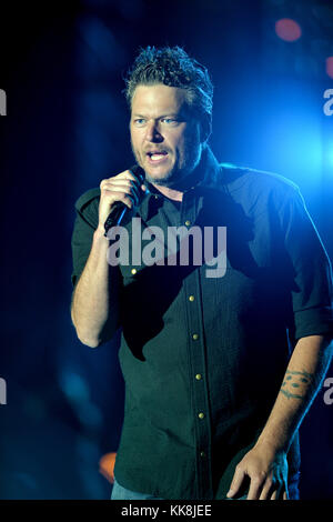 FORT LAUDERDALE, FL - 17 AVRIL : la chanteuse de campagne Blake Shelton se produit sur scène pendant le festival de musique de Tortuga. Shelton est également connu pour son rôle de juge sur les concours de chant télévisés Nashville Star, Clash des chorales et The Voice. Shelton a été marié à Miranda Lambert, une chanteuse de campagne, et il est maintenant chanteuse Gwen Stefani le 17 avril 2016 à fort Lauderdale, en Floride. Personnes: Blake Shelton Réf. Transmission: MNC Banque D'Images