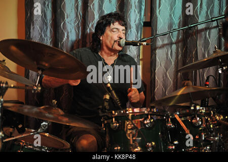 FORT LAUDERDALE, FL - 4 MARS : Carmine Appice et Steve Price jouent au Rips Sports Bar and Grill. Carmine Appice est un batteur et percussionniste américain le plus souvent associé au genre rock de la musique. Steve Price a joué avec des musiciens légendaires comme Greg Allman, Dom um Ramao, les Paul, Ray Gillan, Carmine Appice, Mike Portnoy, Ian Lloyd, Paul Morris et Micheal Brecker le 4 mars 2016 à Fort Lauderdale, Florida People : Carmine Appice Banque D'Images