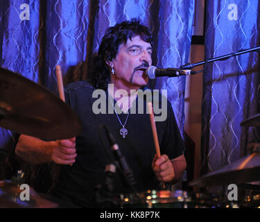 FORT LAUDERDALE, FL - 4 MARS : Carmine Appice et Steve Price jouent au Rips Sports Bar and Grill. Carmine Appice est un batteur et percussionniste américain le plus souvent associé au genre rock de la musique. Steve Price a joué avec des musiciens légendaires comme Greg Allman, Dom um Ramao, les Paul, Ray Gillan, Carmine Appice, Mike Portnoy, Ian Lloyd, Paul Morris et Micheal Brecker le 4 mars 2016 à Fort Lauderdale, Florida People : Carmine Appice Banque D'Images