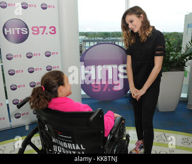 HOLLYWOOD, FL - 30 mars : Daya visites Joe Dimaggio Hôpital pour enfants avec la station de radio 97,3 Hits le 30 mars 2016 à Hollywood, Floride Personnes : Daya Banque D'Images