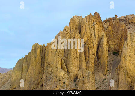 Rocky Fossiled Dust coloried Badlands à Spiti. Himachal Pradesh, Inde du Nord Banque D'Images