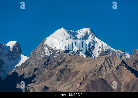 SOMMETS HIMALAYENS s'élevant au-dessus de la vallée de la rivière STOD - ZANSKAR, LADAKH, INDE Banque D'Images