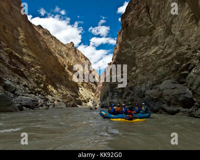 River Rafting sur la gorge de la rivière Zanskar considéré comme le Grand Canyon de l'Himalaya - Zanskar, Ladakh, INDE Banque D'Images