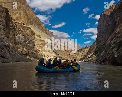 River Rafting sur la gorge de la rivière Zanskar considéré comme le Grand Canyon de l'Himalaya - Zanskar, Ladakh, INDE Banque D'Images