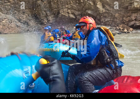 River Rafting sur la gorge de la rivière Zanskar considéré comme le Grand Canyon de l'Himalaya - Zanskar, Ladakh, INDE Banque D'Images