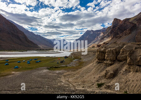 Un camping spectaculaire dans la gorge reculée DE LA RIVIÈRE ZANSKAR est accessible en radeau - ZANSKAR, LADAKH, INDE Banque D'Images