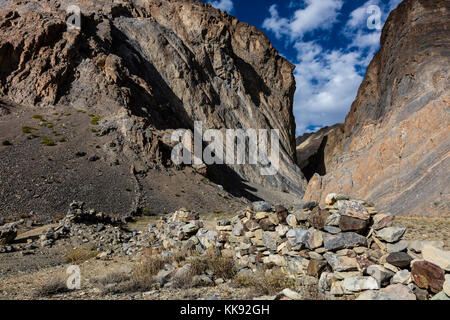 Un mur de roche tombé dans la gorge éloignée DE LA RIVIÈRE ZANSKAR - ZANSKAR, LADAKH, INDE Banque D'Images