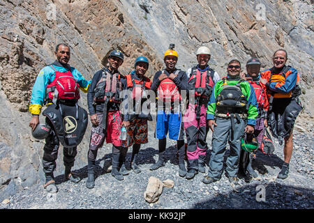 Une ÉQUIPE INDIENNE DE RAFTING emmène les touristes dans la GORGE DE LA RIVIÈRE ZANSKAR - ZANSKAR, LADAKH, INDE Banque D'Images