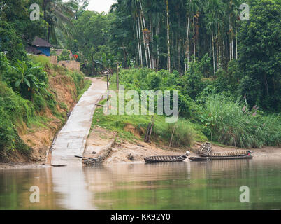 Boat Landing et chemin d'un village le long de la rivière de tanintharyi dans la région de Tanintharyi du sud du Myanmar. La plupart des villages le long de la rivière sont sans Banque D'Images