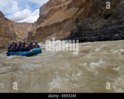 River Rafting sur la gorge de la rivière Zanskar considéré comme le Grand Canyon de l'Himalaya - Zanskar, Ladakh, INDE Banque D'Images