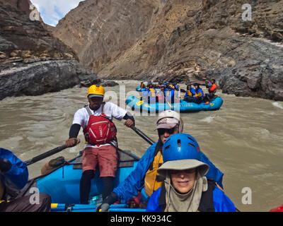 River Rafting sur la gorge de la rivière Zanskar considéré comme le Grand Canyon de l'Himalaya - Zanskar, Ladakh, INDE Banque D'Images