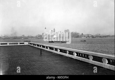 Photographie en noir et blanc avec vue sur les toits de la ville de New York à partir de l'observation au sommet du toit de la station de l'Immigration sur Ellis Island, par Edwin Levick, Ellis Island, New York, 1907. À partir de la Bibliothèque publique de New York. Banque D'Images