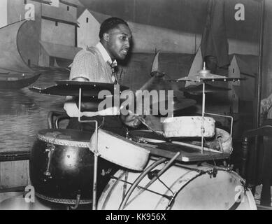 Une photo d'un homme jouant de la batterie dans la bande à un juke joint, juke joints étaient essentiellement exploité par et pour des travailleurs afro-américains dans le sud des États-Unis, ils ont augmenté en popularité en raison des lois Jim Crow noir blanc sauf les clients de établissements, ils ont fourni de la nourriture, de la musique, de la danse et de l'alcool, 1939. À partir de la Bibliothèque publique de New York. Banque D'Images