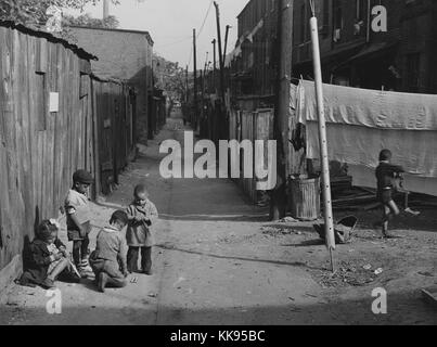 Photographie en noir et blanc d'enfants afro-américains à l'affiche dans le Defrees Alley, NE, près du Capitole, Washington, DC, 1877. À partir de la Bibliothèque publique de New York. Banque D'Images