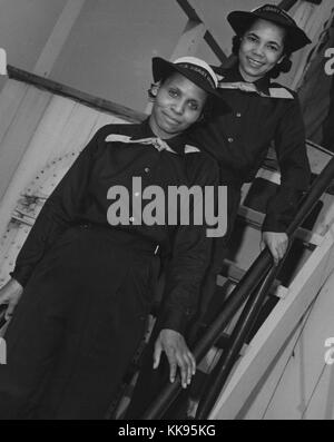 Une photo d'Olivia Hooker et Aileen Anita Cooke dans l'uniforme de la Garde côtière des États-Unis, sur la gauche est Hooker qui a été la première femme afro-américaine à se joindre à la Garde côtière des États-Unis, elle a été membre de l'United States Coast Guard Womens Réserver qui était connue comme SPARS jusqu'en 1946 lorsque son unité est dissoute, Cooke apparaît derrière elle sur la droite, ils sont à bord du USS Neversail ce qui est un entraînement de l'USCG de bateau, Brooklyn, New York, 1943. À partir de la Bibliothèque publique de New York. Banque D'Images