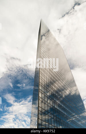 Dentsu Building avec les nuages, Shiodome, Tokyo, Japon Banque D'Images