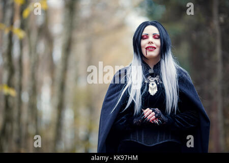 Portrait de jeune fille vampire avec les yeux fermé avec du sang dans la bouche Banque D'Images