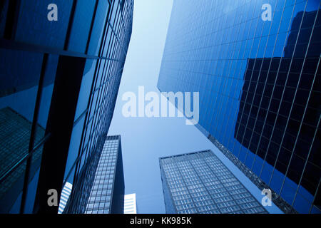 Miroir moderne bâtiments vus d'un point de vue personnel. Banque D'Images
