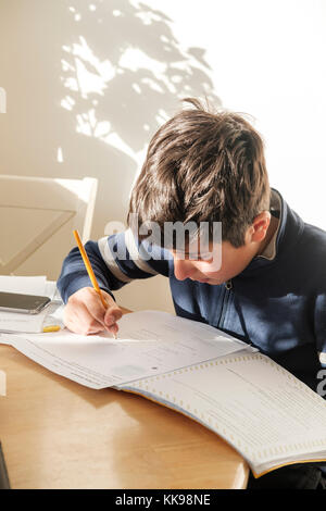 Écolier-10 ans,travaillant sur ses devoirs, Surrey, Royaume-Uni Banque D'Images