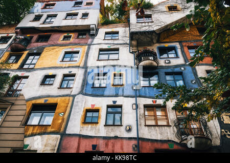 L'avis de façade de maison hundertwasser avec murs multicolores à vienne, autriche Banque D'Images