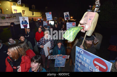 Des manifestants à Lewes Katie Hopkins avec succès la prévention de parler à un festival. 25-11-17 Banque D'Images
