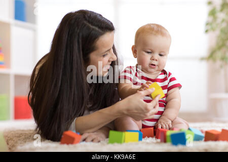 Mother with baby boy playing at home Banque D'Images