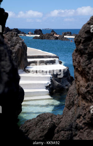 Piscine publique à marée, Porto Moniz, Madère , Portugal , Europe, océan Atlantique, Banque D'Images