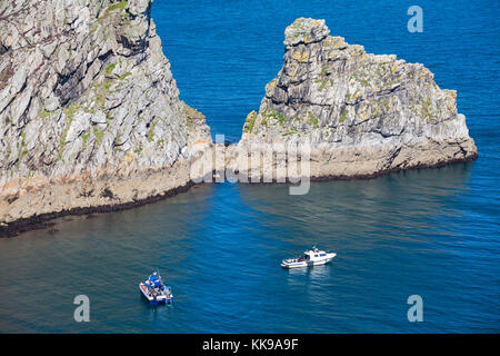 Les bateaux de plongée se rendant sur la côte est de l'île de Lundy, Devon, Angleterre Royaume-uni en Août Banque D'Images