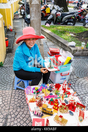 Vie locale : vendeur de souvenirs par la poste centrale, zone de Dong Khoi, District 1, le centre-ville de Saigon (Ho Chi Minh Ville), le sud Vietnam Banque D'Images