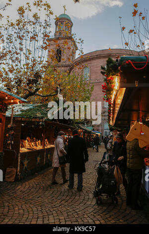 Francfort, Allemagne. 28 nov, 2017. Les gens se promener sur le marché de Noël à la paulsplatz square avec la st. Paul's Church dans l'arrière-plan. comme l'un des plus anciens marchés de Noël en Allemagne, le marché de Noël à Francfort a lieu chaque année dans le temps de l'avent. c'est aussi, avec environ 3 millions de visiteurs, l'un des plus grands marchés de Noël en Allemagne. crédit : michael debets/pacific press/Alamy live news Banque D'Images