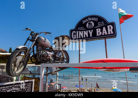 Sozopol, Bulgarie - 24 août 2017 : ginny bar sur la plage publique d'une ancienne ville balnéaire sur la mer Noire côte bulgare de la mer Noire. Banque D'Images