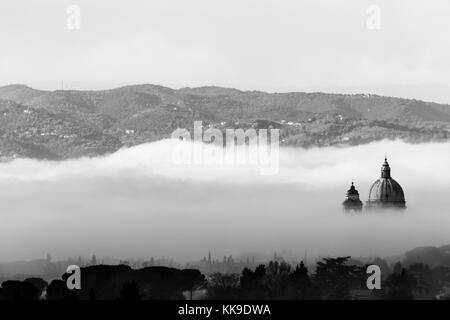 Belle vue de Santa Maria degli Angeli église Papale (assise) à demi couvert par le brouillard à l'aube Banque D'Images