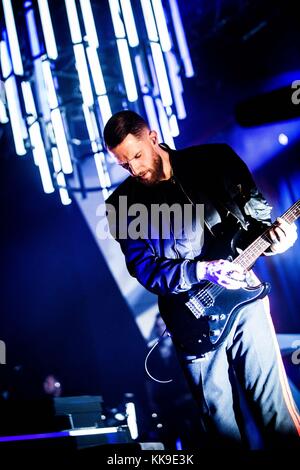 Milan, Italie. 28 nov, 2017. Adam Anderson de la duo pop synthétique fait mal représenté sur scène comme ils vivent à effectuer fabrique milan Italie. crédit : Roberto finizio/pacific press/Alamy live news Banque D'Images