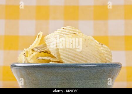 Close up image de bol de croustilles de pommes de terre Banque D'Images